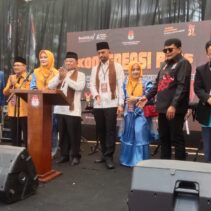 H.Almaisyar-Jhoni Hendri Diantarkan 4000-an Mendaftar Ke-KPUD