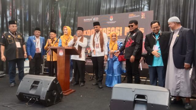 H.Almaisyar-Jhoni Hendri Diantarkan 4000-an Mendaftar Ke-KPUD