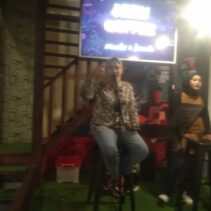 Nikmati pemandangan dari lantai Dua, Live Musik Dan makanan Upgrade Menu Dari Aren coffee Arifin Pekanbaru