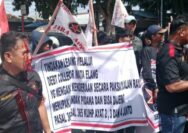 Marak nya Penarikan Paksa Oleh Debt Collector, LSM BARA API Lakukan Aksi Pecah Kepala Marak nya Penarikan Paksa Oleh Debt Collector, LSM BARA API Lakukan Aksi Pecah Kepala