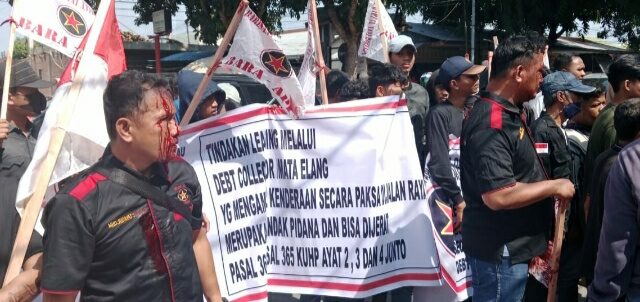 Marak nya Penarikan Paksa Oleh Debt Collector, LSM BARA API Lakukan Aksi Pecah Kepala Marak nya Penarikan Paksa Oleh Debt Collector, LSM BARA API Lakukan Aksi Pecah Kepala