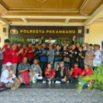 Ratusan Insan Pers Meminta Kasat Reskrim Polresta Pekanbaru Mengklarifikasi Peryataannya Yang Melukai Hati Insan Pers