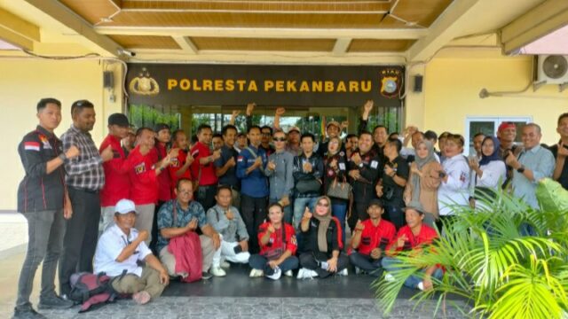 Ratusan Insan Pers Meminta Kasat Reskrim Polresta Pekanbaru Mengklarifikasi Peryataannya Yang Melukai Hati Insan Pers Ratusan Insan Pers Meminta Kasat Reskrim Polresta Pekanbaru Mengklarifikasi Peryataannya Yang Melukai Hati Insan Pers