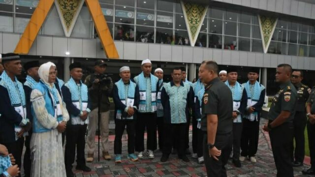 Danrem 031/WB Berangkatkan Umroh Prajurit Berprestasi. Danrem 031/WB Berangkatkan Umroh Prajurit Berprestasi.
