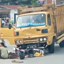 Mobil Truk Di Duga Melangsir Penimbunan Minyak. Tabrak Pengendara Motor, Korban Luka Parah