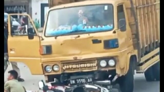 Mobil Truk Di Duga Melangsir Penimbunan Minyak. Tabrak Pengendara Motor, Korban Luka Parah