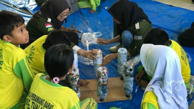 Mahasiwa Kukerta UNRI Melakukan Sosialisasi dan Pelatihan Pembuatan Ecobrick di SDN 04 Perawang Barat.