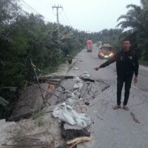 Miris" Jalan Lintas Yossudarso KM 42 Minas Barat yang Rusak Parah Hingga Kini Belum ada Tindak Lanjut Dari Pihak Pemerintah.