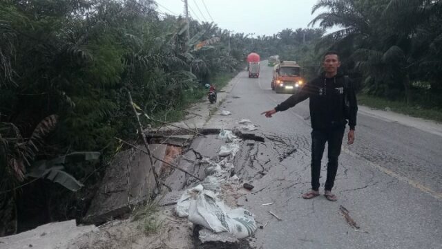 Miris" Jalan Lintas Yossudarso KM 42 Minas Barat yang Rusak Parah Hingga Kini Belum ada Tindak Lanjut Dari Pihak Pemerintah.