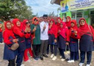 Kegembiraan Paslon Sadar dan Oknum ASN Pakai Simbol Dua Jari di Fasilitas Negara