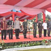 Danrem 031/Wira Bima yang baru dan yang lama di Sambut dan di Lepas oleh Kapolda Riau dengan Tradisi Pedang Pora.