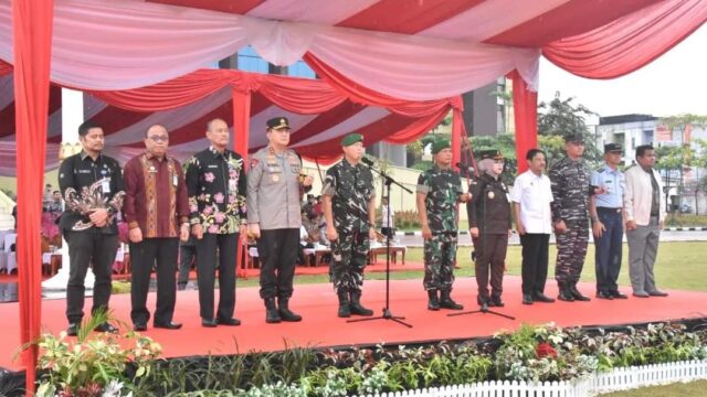 Danrem 031/Wira Bima yang baru dan yang lama di Sambut dan di Lepas oleh Kapolda Riau dengan Tradisi Pedang Pora.