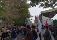 Teriakan Pendemo Dari LSM BASMI ke- KPU Payakumbuh Kalah Keras dari Teriakan Emak-emak Yang Mengusir Mereka