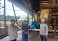 Mewujudkan Pilkada Damai, Sejuk & Beradab bhabinkamtibmas Kampung Kandis cooling sistem dengan karyawan PKS PT. Doton Putra Kandis