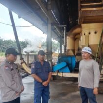 Mewujudkan Pilkada Damai, Sejuk & Beradab bhabinkamtibmas Kampung Kandis cooling sistem dengan karyawan PKS PT. Doton Putra Kandis
