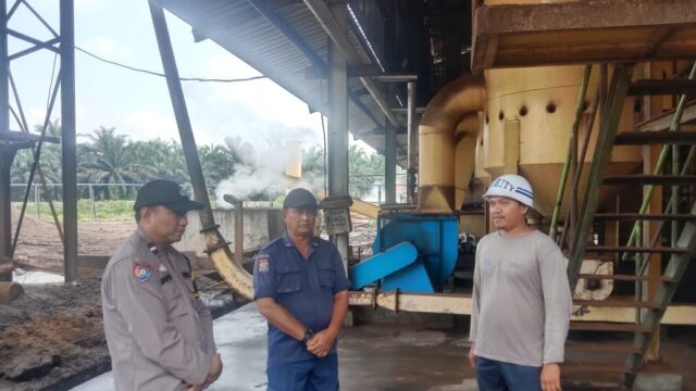 Mewujudkan Pilkada Damai, Sejuk & Beradab bhabinkamtibmas Kampung Kandis cooling sistem dengan karyawan PKS PT. Doton Putra Kandis