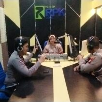 Satlantas Polres Siak sosialisasi keselamatan lalu lintas melalui siaran Radio RPK menjelang Pilkada 2024 dan perkenalkan Riau adalah KITA.