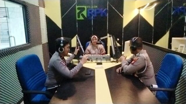 Satlantas Polres Siak sosialisasi keselamatan lalu lintas melalui siaran Radio RPK menjelang Pilkada 2024 dan perkenalkan Riau adalah KITA.