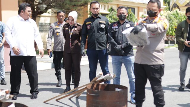 Sertakan Siswa Siswi SMA Sederajat Saat Lakukan Pemusnahan Barang Bukti Narkotika, Kapolres Siak : Kita Ingin Mengedukasi Semua Pihak Tentang Bahaya Narkoba