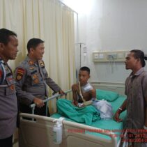 Polsek Minas Kunjungi Siswa SMP Yang Patah Tulang Ke Rumah Sakit, Berikan Bantuan Biaya Pengobatan 
