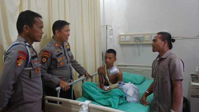 Polsek Minas Kunjungi Siswa SMP Yang Patah Tulang Ke Rumah Sakit, Berikan Bantuan Biaya Pengobatan 