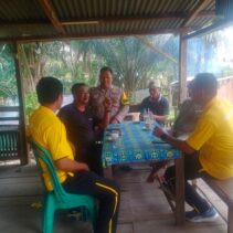 Polsek Hulu Kuantan Gelar Jum'at Curhat di Desa Koto Kombu, Serap Aspirasi Masyarakat dalam Rangka Cooling System Pilkada 2024