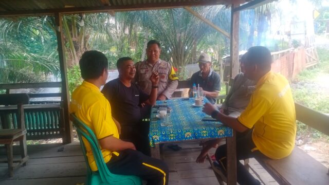 Polsek Hulu Kuantan Gelar Jum'at Curhat di Desa Koto Kombu, Serap Aspirasi Masyarakat dalam Rangka Cooling System Pilkada 2024