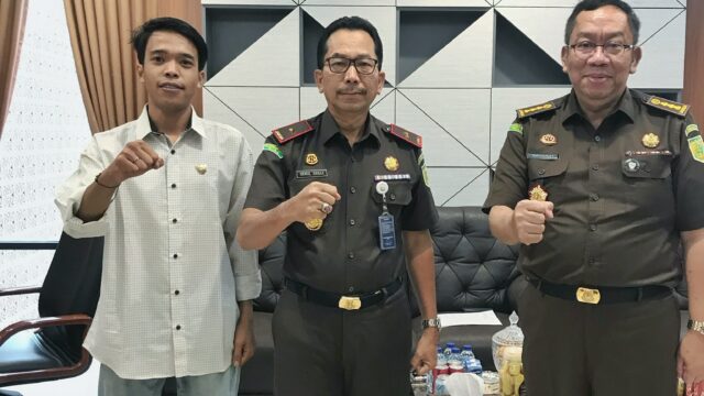 Aliansi Mahasiswa yang tergabung dalam Generasi Muda PEKAT-IB (GM PEKAT-IB) Kota pekanbaru akan melakukan aksi damai dikejaksaan tinggi riau dalam upaya mengawal laporan dugaan TIPIKOR oleh Indra Pomi Cs Yang masih menjabat sebagai SEKDA kota pekanbaru.