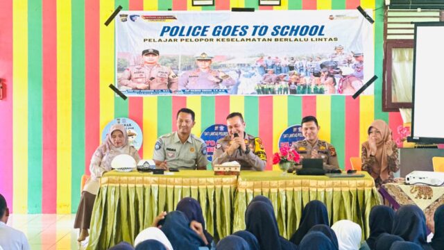Sat Lantas Polres Siak bersama Jasa Raharja Siak Sosialisasikan Penting Nya Keselamatan Berlalulintas Serta Ajak Pelajar Sebagai Pemilih Pemula Ciptakan Pilkada di Kabupaten Siak Aman, Sejuk dan Damai