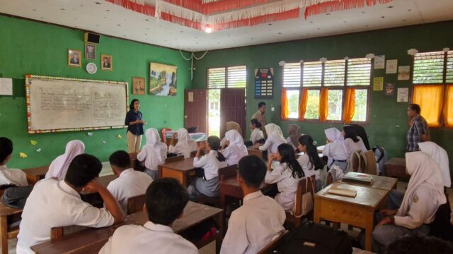 SatRes Narkoba Polres Siak Sosialisasikan Bahaya Narkoba di SMA Negeri 2 Siak Serta Ajak Pelajar Jaga Kondusivitas Keamanan Jelang Pilkada