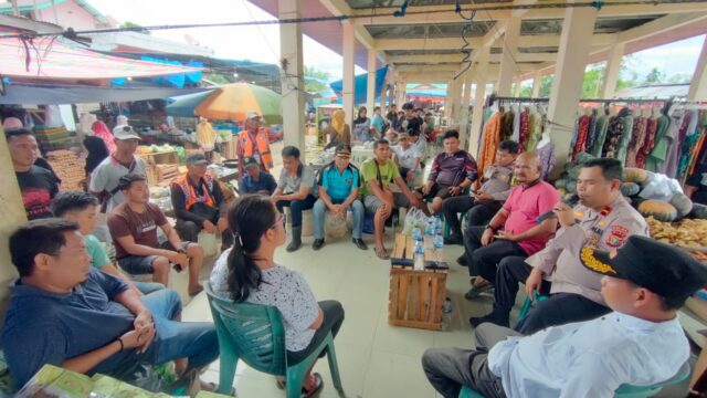 Kapolsek Sabak Auh Ipda Khairul Blusukan Temui Warga Sampaikan Pesan Pilkada Damai