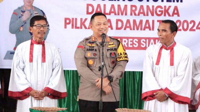 Kapolres Siak AKBP Asep Sujarwadi Sampaikan Pesan Pilkada Damai di Gereja HKBP Zamrud – Dayun