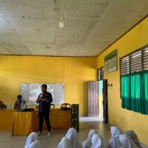 Satlantas Polres Siak bersama Indonesia Safety Driving Center (ISDC) Polda Riau menyambangi beberapa sekolah di Kec. Tualang Siak dalam rangka Police Goes To School dan Safety Riding.
