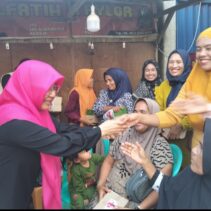 Temu Ramah Dengan Warga Tenayan, Calon Walikota No urut 2 Dr. Hj. Intsiawati Ayus, S.H., M.H, Membaur Dengan Warga