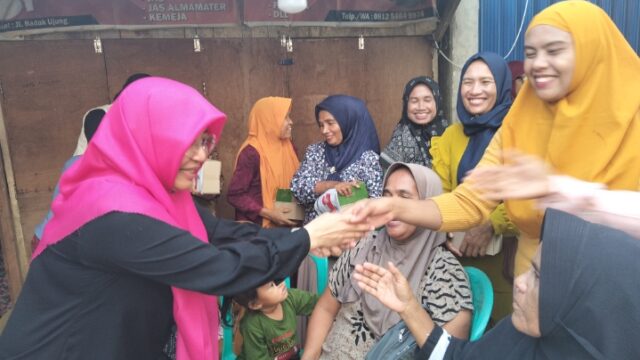 Temu Ramah Dengan Warga Tenayan, Calon Walikota No urut 2 Dr. Hj. Intsiawati Ayus, S.H., M.H, Membaur Dengan Warga