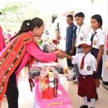 Ketum Bhayangkari Pusat Kembali Salurkan Ribuan Paket Bansos di Maluku Barat Daya