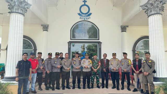 KAYANMA POLDA Riau AKBP. Bainar, S.H., M.H Jaga Perayaan Natal Di Gareja HKBP Jalan Paus Rumbai Pesisir