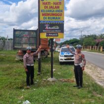 Sat Lantas Polres Kuansing Pasang Spanduk Himbauan di Daerah Rawan Kecelakaan dalam Rangka Ops Lilin Lancang Kuning 2024