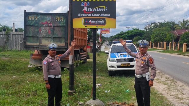 Sat Lantas Polres Kuansing Pasang Spanduk Himbauan di Daerah Rawan Kecelakaan dalam Rangka Ops Lilin Lancang Kuning 2024