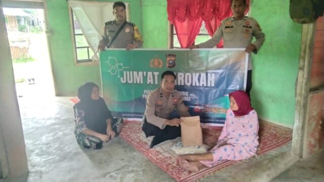 Jumat Barokah Polsek Kuantan Mudik Salurkan Bantuan Sembako Untuk Lansia Dan Masyarakat Kurang Mampu