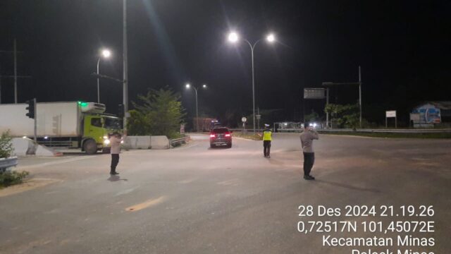 Pastikan Aman dan Lancar, Polsek Minas Lakukan Pengamanan dan Pengaturan Lalu Lintas di Exit Tol KM.28 Minas