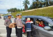 Kasat Lantas Polres Siak Bagikan Air Mineral dan Roti untuk Pemudik di Tol Permai