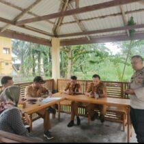 Bhabinkamtibmas di Kampung Rawang Kao Barat Imbau Warga Jaga Kerukunan Pasca Pilkada