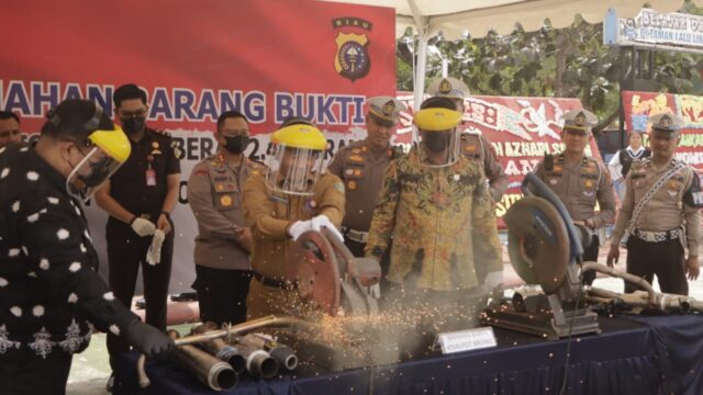 Edukasi Pelajar Tentang Tertib Berlalulintas,Satlantas Polres Siak Musnahkan Ratusan Knalpot Brong