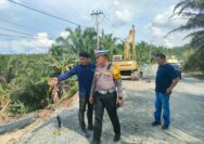 Pastikan Aman Dilalui Masyarakat,Gerak Cepat Satlantas Polres Siak Perbaiki Jalan Amblas Di Kecamatan Minas