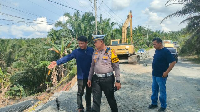Pastikan Aman Dilalui Masyarakat,Gerak Cepat Satlantas Polres Siak Perbaiki Jalan Amblas Di Kecamatan Minas