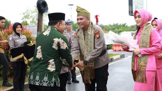 Wakil Bupati Siak Husni Merza Beserta Ketua LAMR Siak Menghadiri Serah Terima Jabatan (Sertijab) Antar Pejabat Kapolres Siak Lama Dengan Baru.