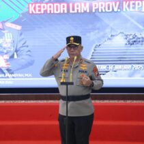 Lam Kepri Terima Pin Kehormatan Bhayangkara Polda Kepri