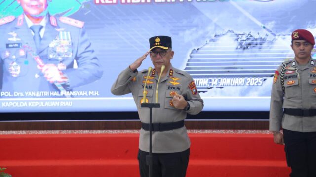 Lam Kepri Terima Pin Kehormatan Bhayangkara Polda Kepri