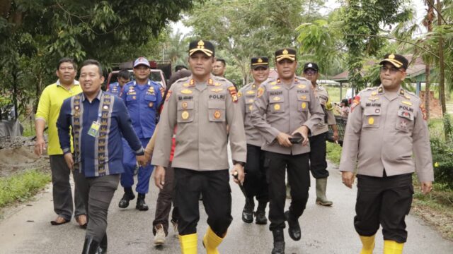 Kapolres Siak Monitoring Perkembangan Bencana Banjir di Kampung Benteng Hilir